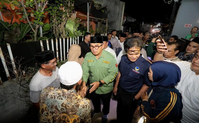 Wali Kota Bandung, Muhammad Farhan, meninjau warga terdampak bencana di RW 03, Kelurahan Babakan Ciamis, Minggu 16 Maret 2025. Di wilayah ini, banjir menyebabkan tiga rumah mengalami kerusakan akibat tergerus aliran sungai, mengingat bangunan tersebut berada di dekat daerah aliran sungai (DAS). Dalam kunjungannya, Farhan meminta jajarannya untuk segera menangani dan membantu warga terdampak.