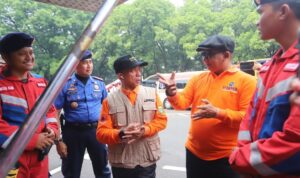 Ketua DPRD Kota Bandung H. Asep Mulyadi, S.H., bersama beberapa Anggota DPRD Kota Bandung yakni, H. Soni Daniswara, S.E.; Aswan Asep Wawan; dan Asep Sudrajat, S.A.P., menghadiri acara Apel Kesiapsiagaan Bencana Nasional Tingkat Kota Bandung Tahun 2025, di Plaza Balai Kota Bandung, Sabtu, 26 April 2025. Dalam kesempatan tersebut, pimpinan dan anggota DPRD Kota Bandung turut melakukan peninjauan berbagai sarana prasarana mitigasi kebencanaan yang dimiliki oleh Badan Nasional Pencarian dan Pertolongan (Basarnas), Badan Penanggulangan Bencana Daerah (BPBD) Provinsi Jawa Barat, dan Dinas Kebakaran dan Penanggulangan Bencana (Diskar PB) Kota Bandung.