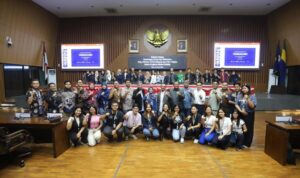 Rombongan dari FISIP Universitas Padjadjaran, Universiti Teknologi MARA (UiTM) Malaysia, dan Northwestern University Filipina, mengunjungi DPRD Kota Bandung, Rabu, 23 April 2025. Kedatangan mereka disambut hangat Ketua DPRD Kota Bandung H. Asep Mulyadi, S.H., dan Anggota Komisi IV DPRD Kota Bandung Elton Agus Marjan. Dari Unpad hadir Ketua Prodi Ilmu Politik FISIP Universitas Padjadjaran Dr. Ratna Solihah, S.IP., M.Si., dan Dr. Yusa Djuyandi, S.IP., M.Si. Sementara dari UiTM turut serta Prof. Dr. Abdul Rauf Ridzwan, Dr. H. Hilmi, serta Dr. Moh Hafifi Jamri, sedangkan dari NWU hadir Prof. Karl Lenin dan Prof. Jeznel