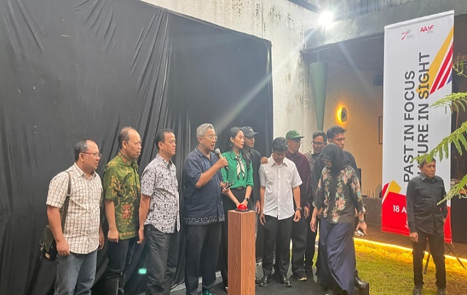 Kota Bandung kembali menegaskan posisinya sebagai episentrum kreativitas dan solidaritas global melalui peluncuran resmi logo Asia Afrika Youth Forum (AAYF) 2025. Acara ini digelar di Gaya Brasserie, Jalan LL. RE. Martadinata dan dihadiri langsung oleh Wali Kota Bandung, Muhammad Farhan, bersama para kreator logo serta perwakilan komunitas kreatif dan kebudayaan. Logo AAYF 2025 menjadi simbol resmi dari berbagai kegiatan berskala nasional dan internasional yang akan digelar di Kota Bandung sepanjang tahun ini.
